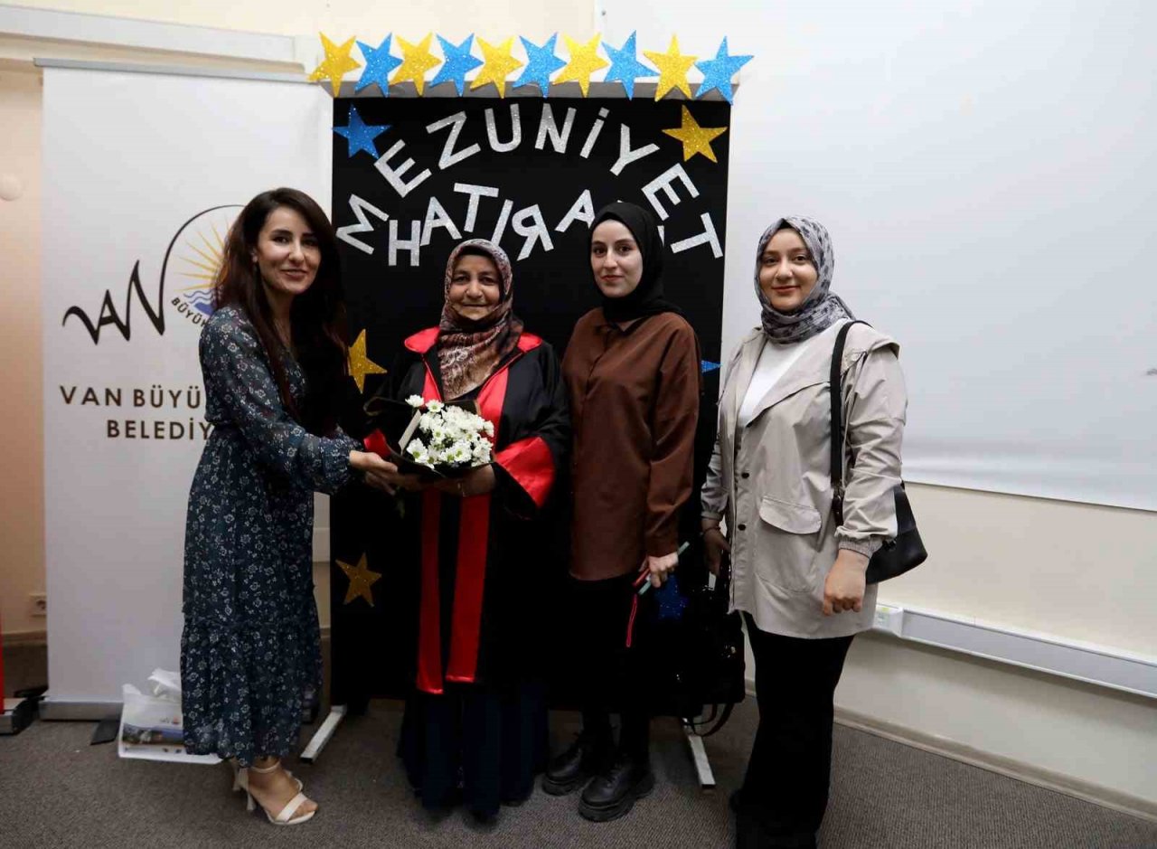 Okuma yazma öğrenen kadınların mezuniyet heyecanı