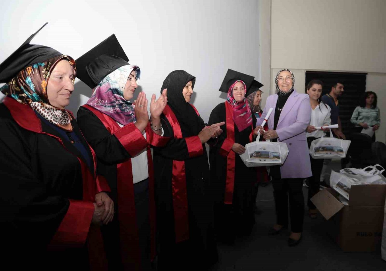 Okuma yazma öğrenen kadınların mezuniyet heyecanı