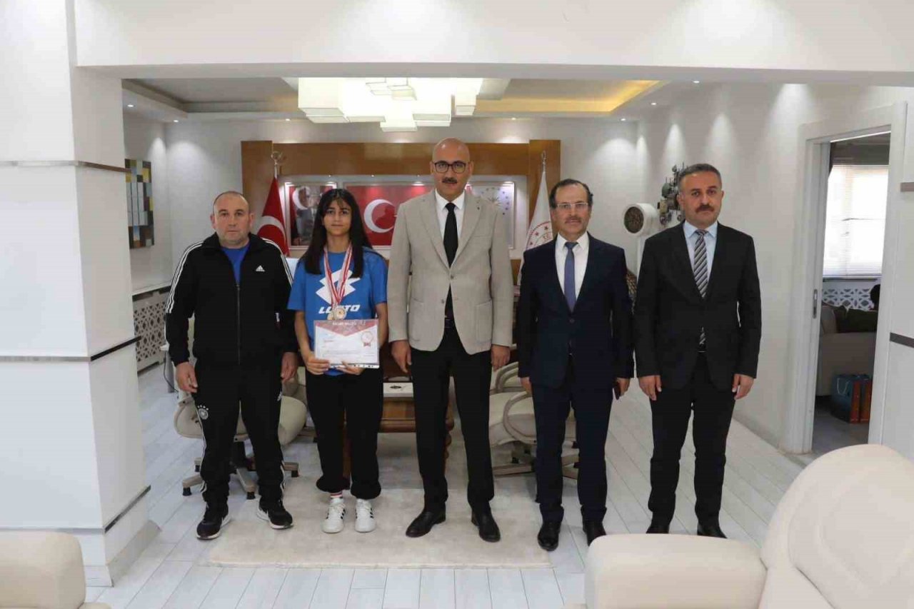 İpekyolu’nun başarılı öğrencileri ödüllendirildi