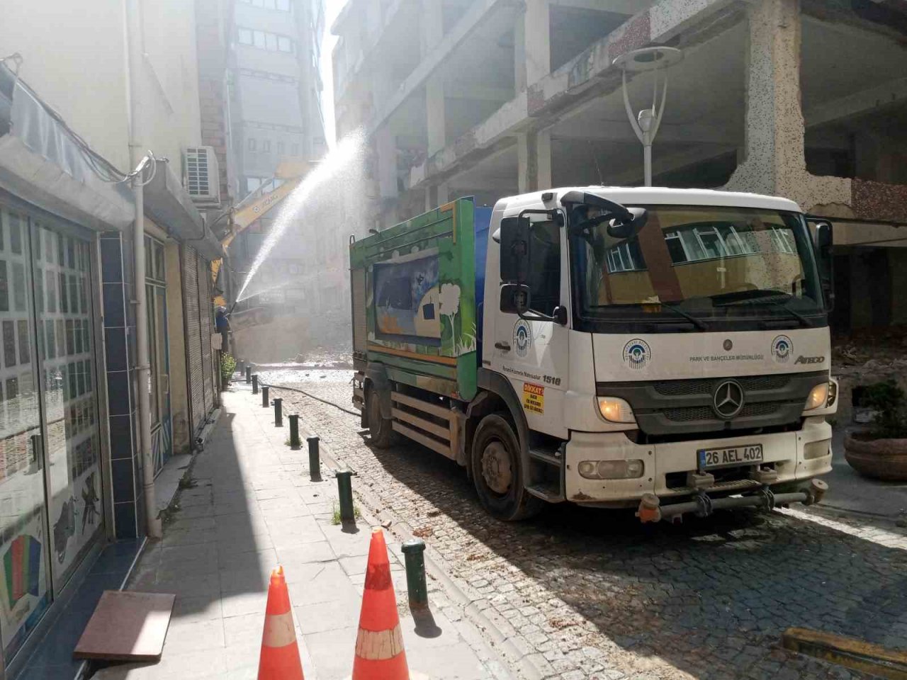 O bina yıkılmaya başlandı