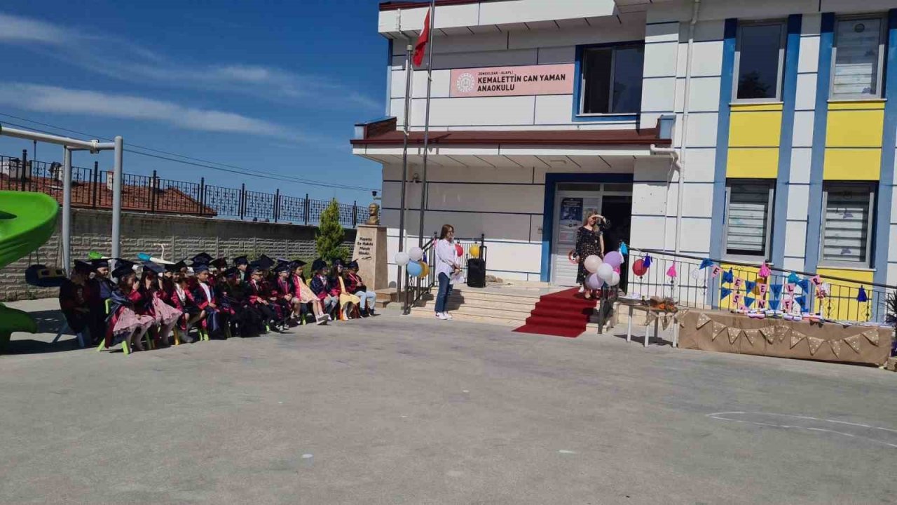 Anaokulu Öğrencileri ilk karnelerini aldı