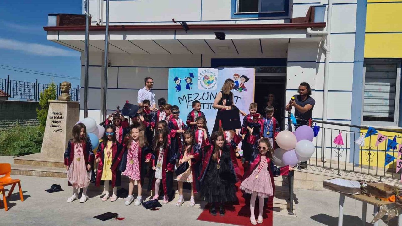 Anaokulu Öğrencileri ilk karnelerini aldı