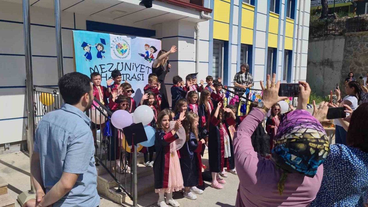 Anaokulu Öğrencileri ilk karnelerini aldı