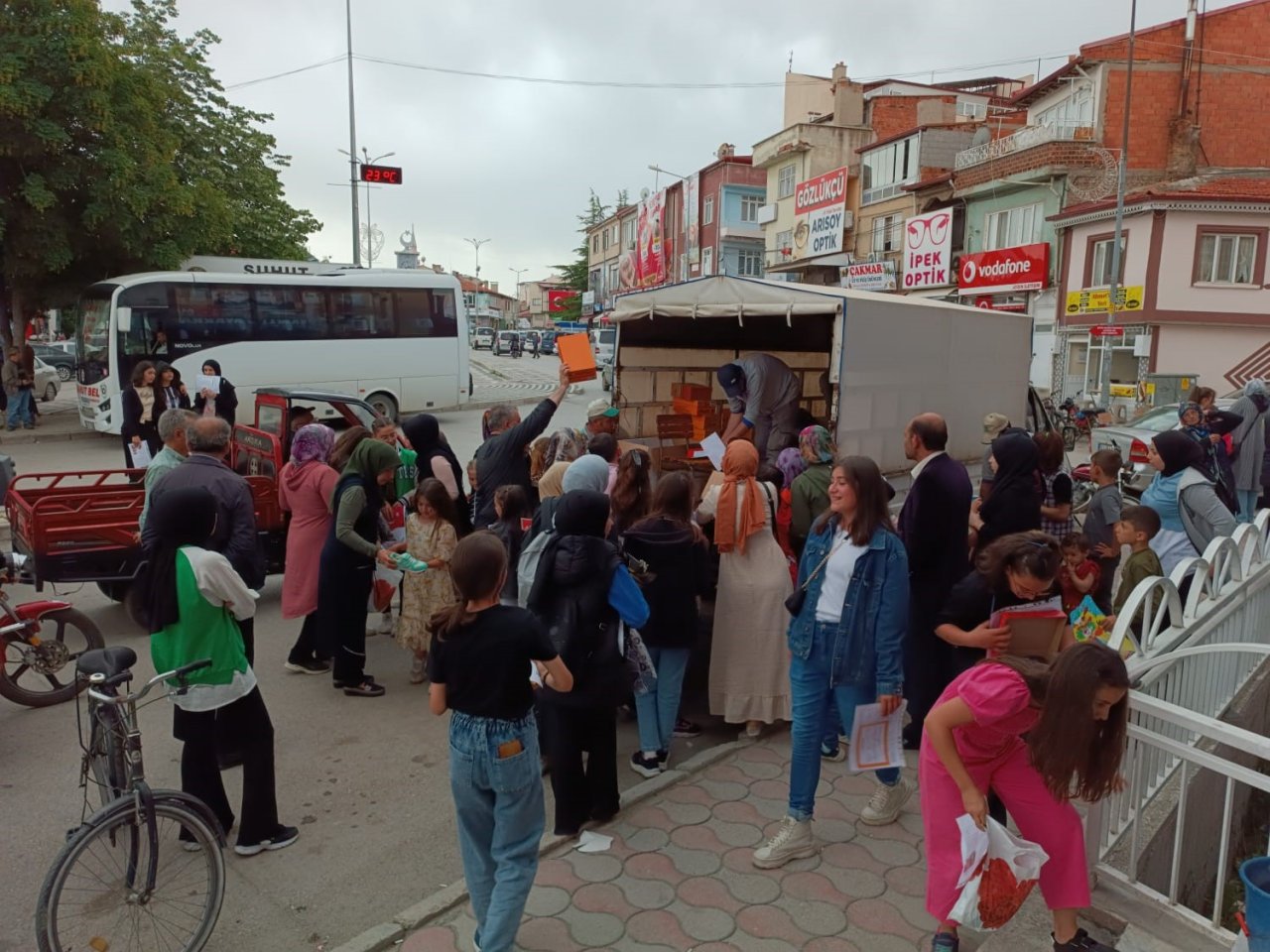 Takdir alan öğrencilere ayakkabı hediyesi