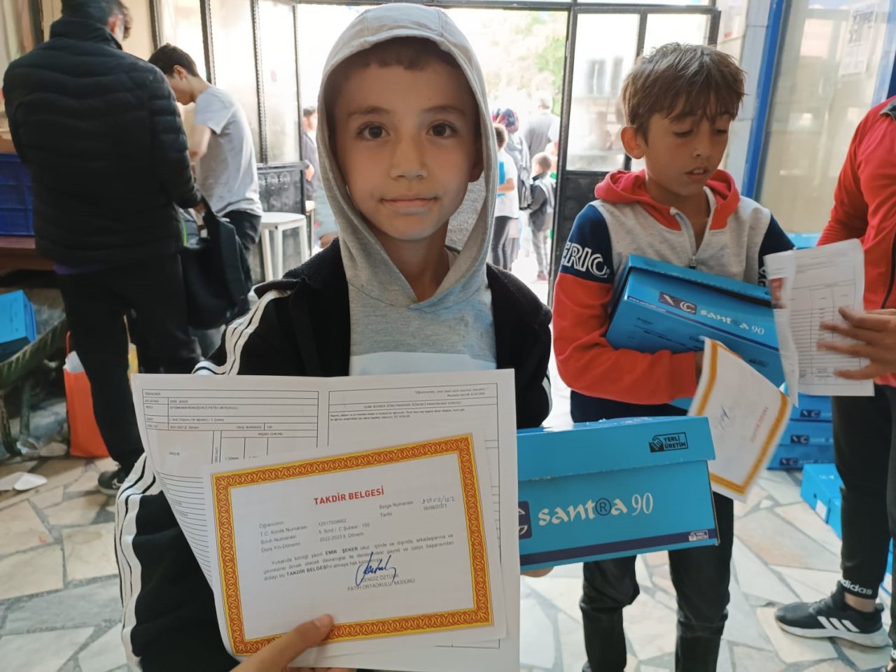 Takdir alan öğrencilere ayakkabı hediyesi