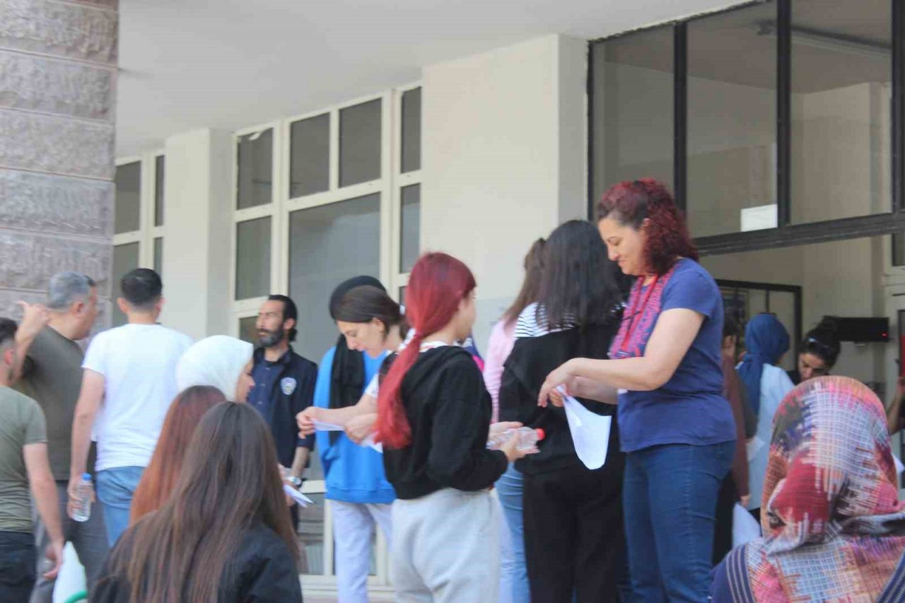 Afyonkarahisar’da YKS maratonu 22 bin 909 adayın katılımı ile başladı