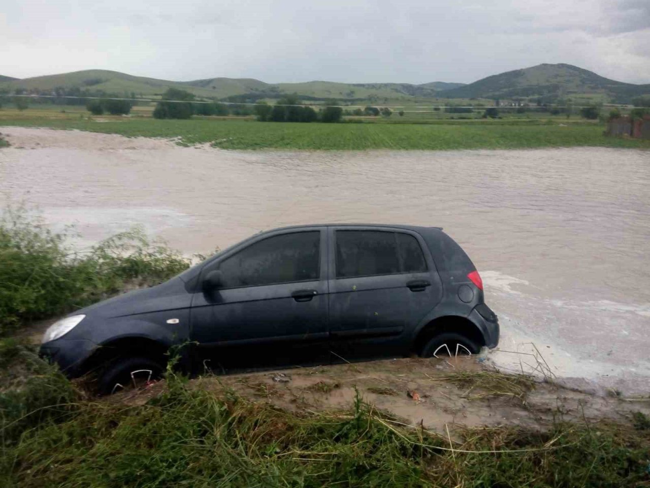 Gümüşhacıköy’de sağanak sokakları göle çevirdi, evleri su bastı