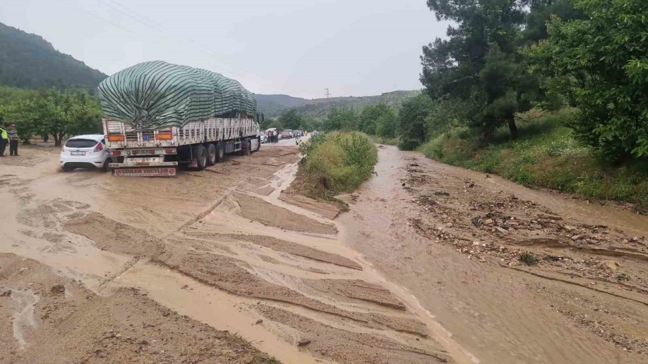 Araçlar çamura saplandı