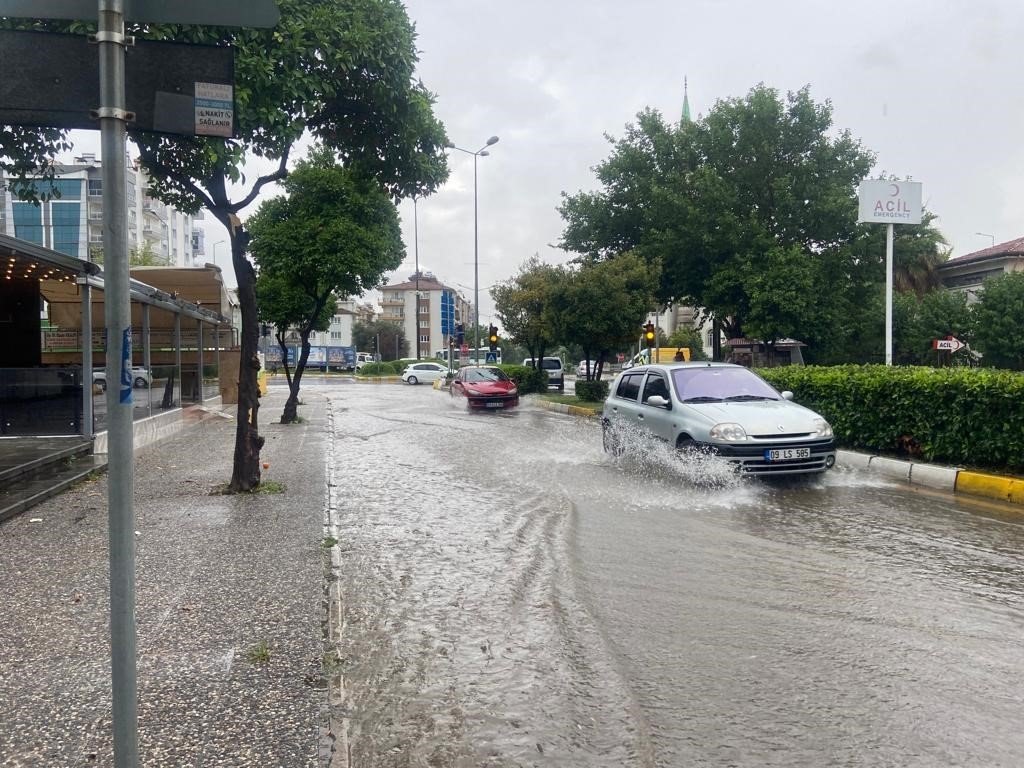 Sağanak yağış yolları göle çevirdi, ağaçları devirdi