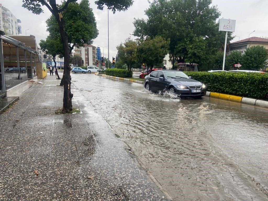 Sağanak yağış yolları göle çevirdi, ağaçları devirdi