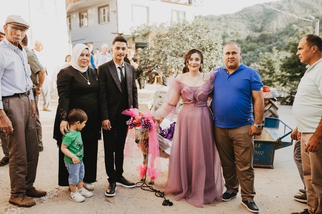 Aydın’da ‘Gelin adayına süslü koç gönderme’ geleneği devam ediyor