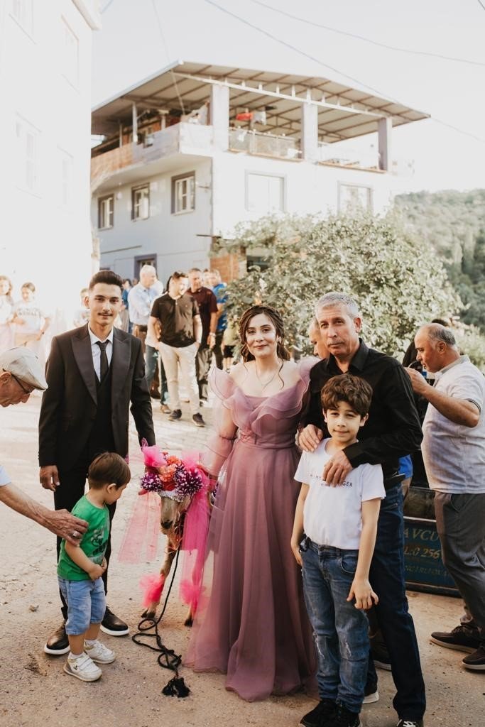 Aydın’da ‘Gelin adayına süslü koç gönderme’ geleneği devam ediyor
