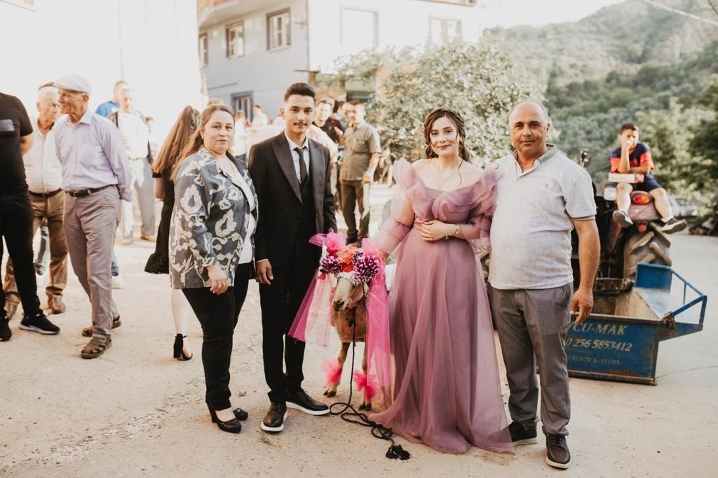 Aydın’da ‘Gelin adayına süslü koç gönderme’ geleneği devam ediyor