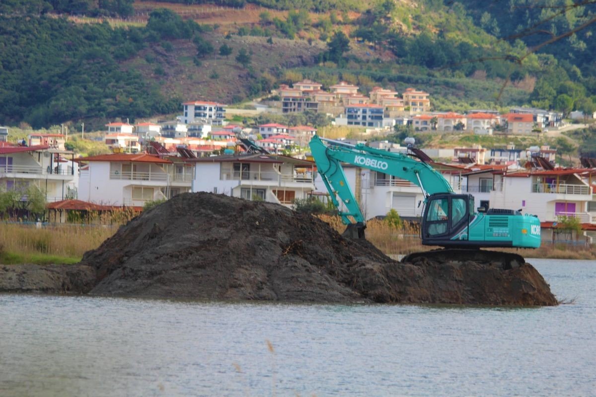 Kocagöl’de kaçak yapılar sökülüyor