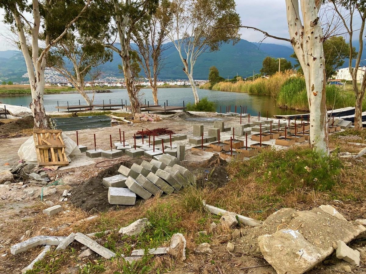 Kocagöl’de kaçak yapılar sökülüyor