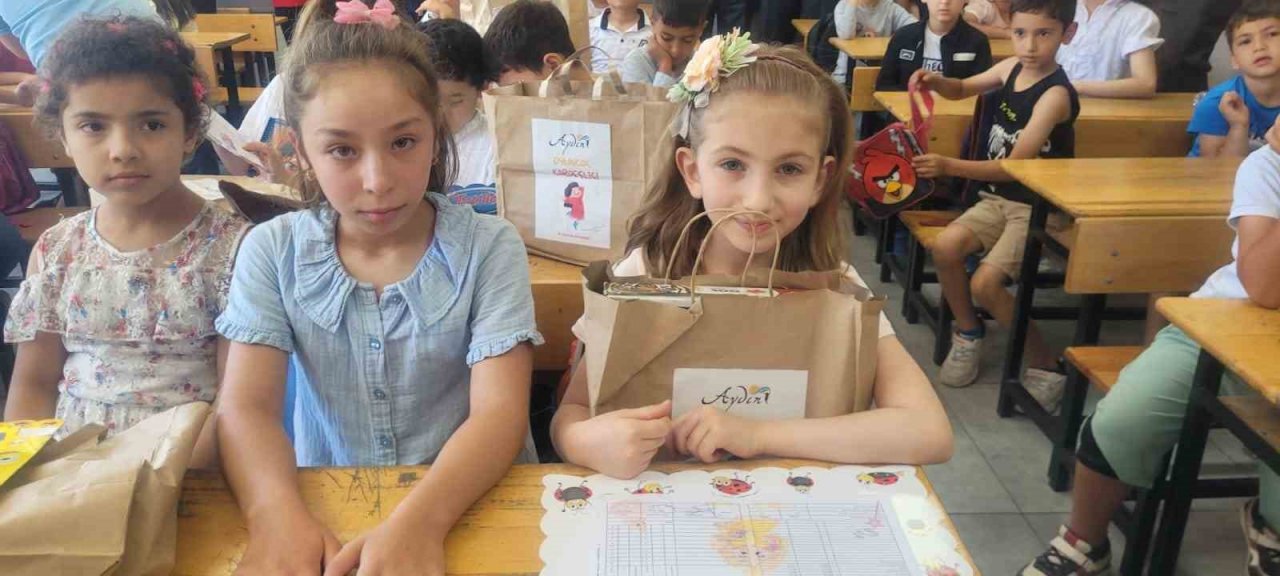 Aydınlı çocuklar karne sevincini depremzede arkadaşları ile paylaştı