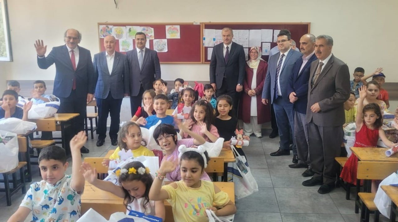 Aydınlı çocuklar karne sevincini depremzede arkadaşları ile paylaştı