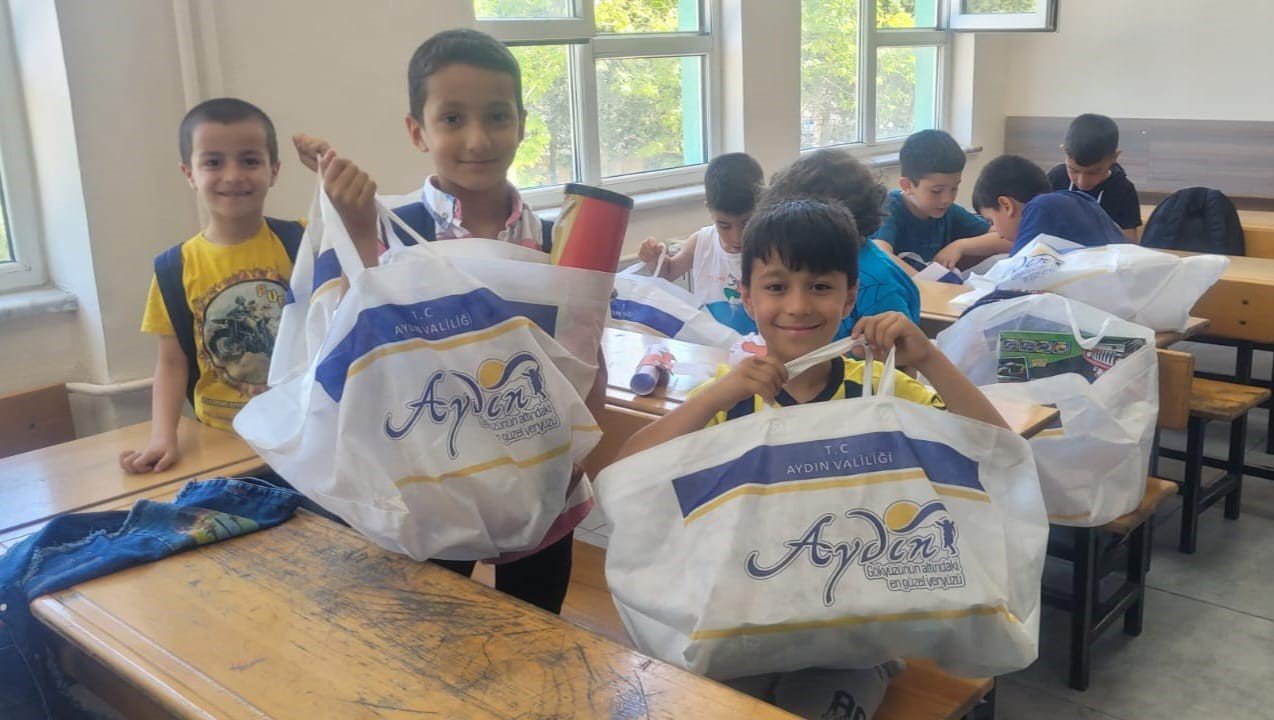 Aydınlı çocuklar karne sevincini depremzede arkadaşları ile paylaştı