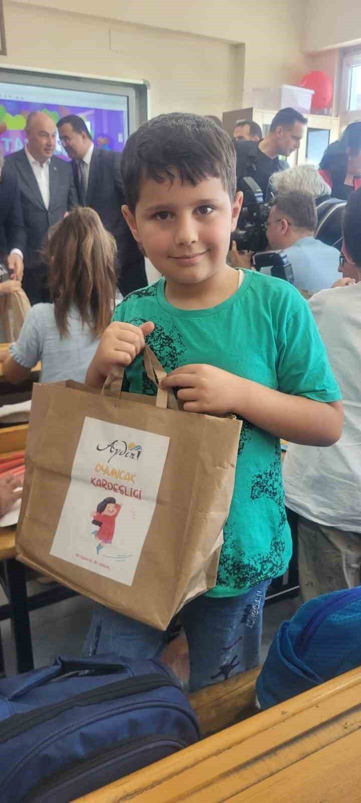 Aydınlı çocuklar karne sevincini depremzede arkadaşları ile paylaştı