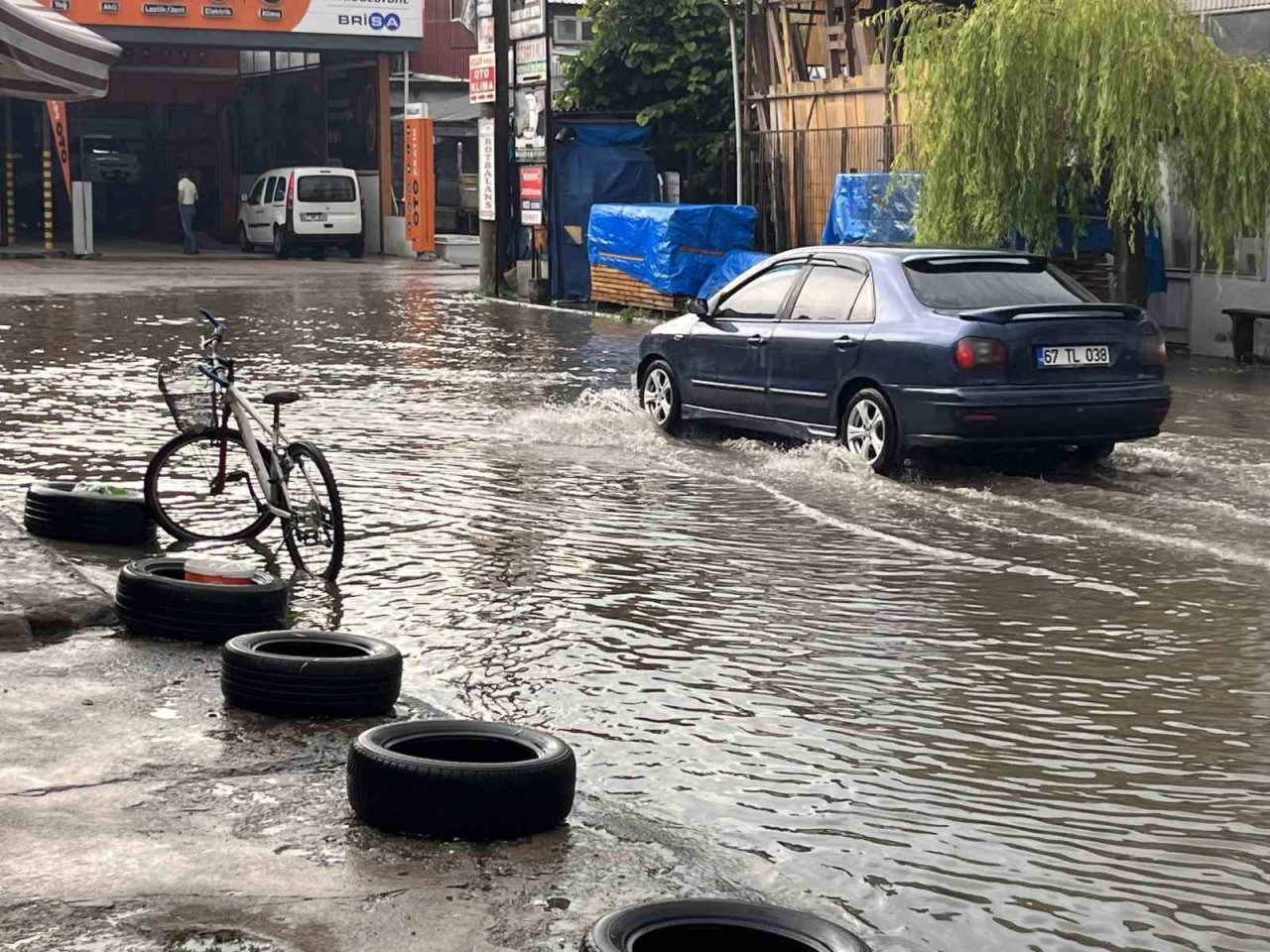 Bartın’da etkili sağanak sonrası yollar göle döndü