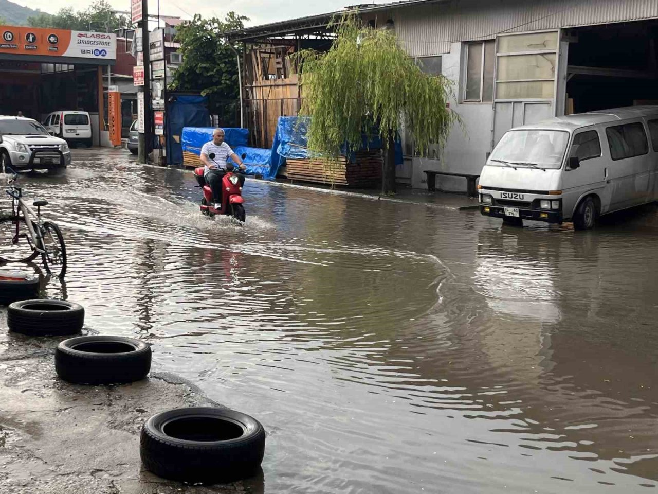 Bartın’da etkili sağanak sonrası yollar göle döndü
