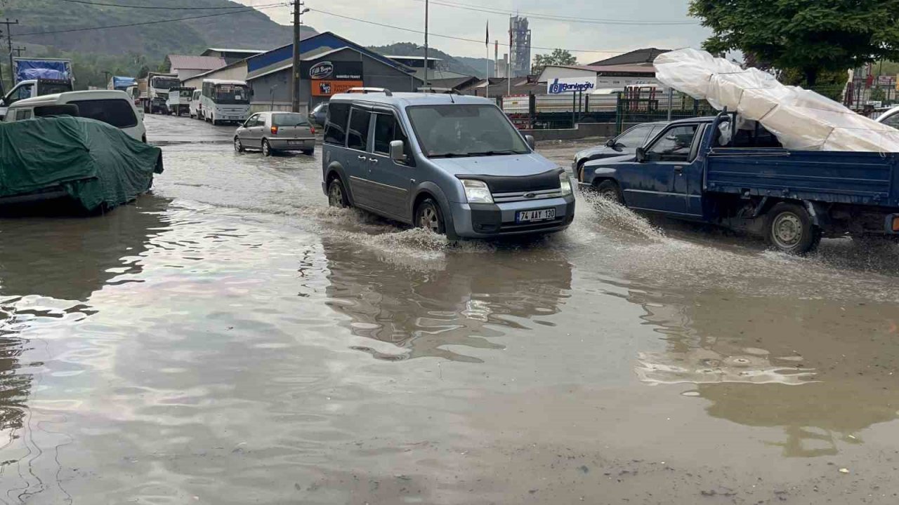 Bartın’da etkili sağanak sonrası yollar göle döndü