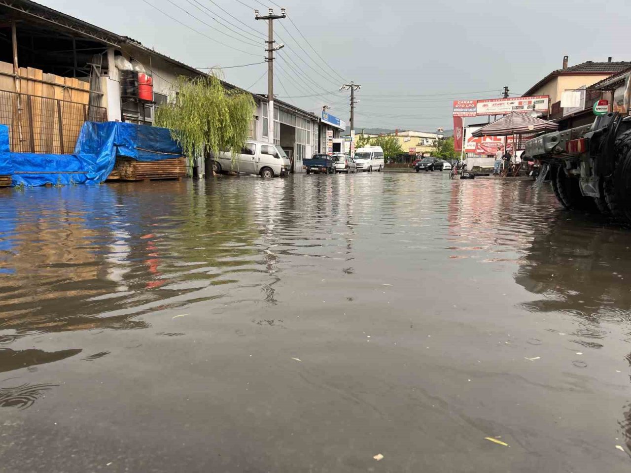 Bartın’da etkili sağanak sonrası yollar göle döndü