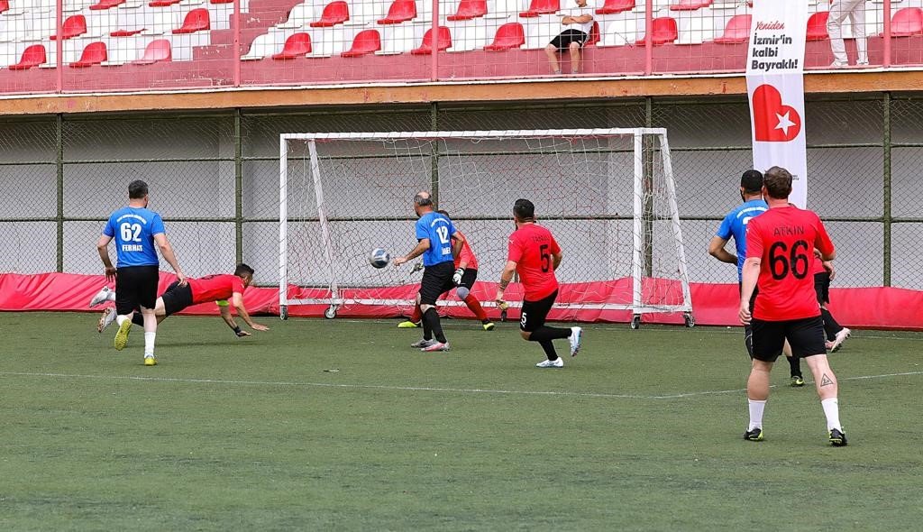 Bayraklı’da dostluk turnuvası