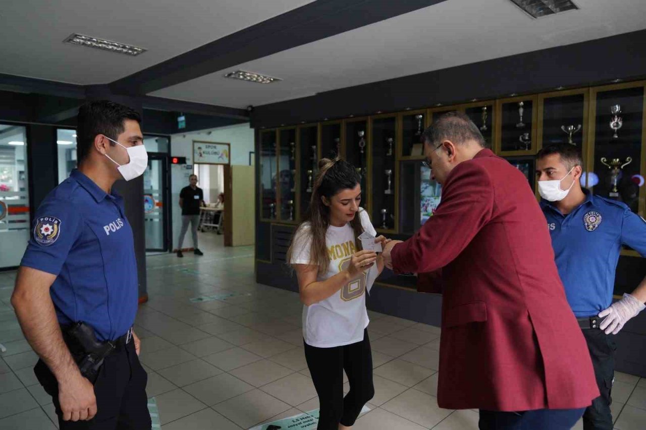 Beylikdüzü Belediye Başkanı Çalık sınava saniyeler kala bir öğrencinin yardımına koştu