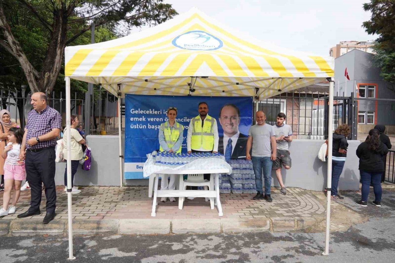 Beylikdüzü Belediye Başkanı Çalık sınava saniyeler kala bir öğrencinin yardımına koştu