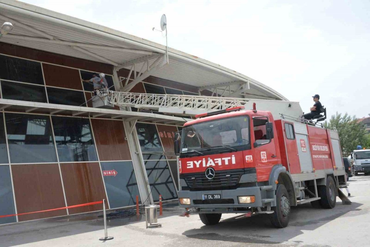 Bozüyük otogarında Kurban Bayramı öncesinde temizlik