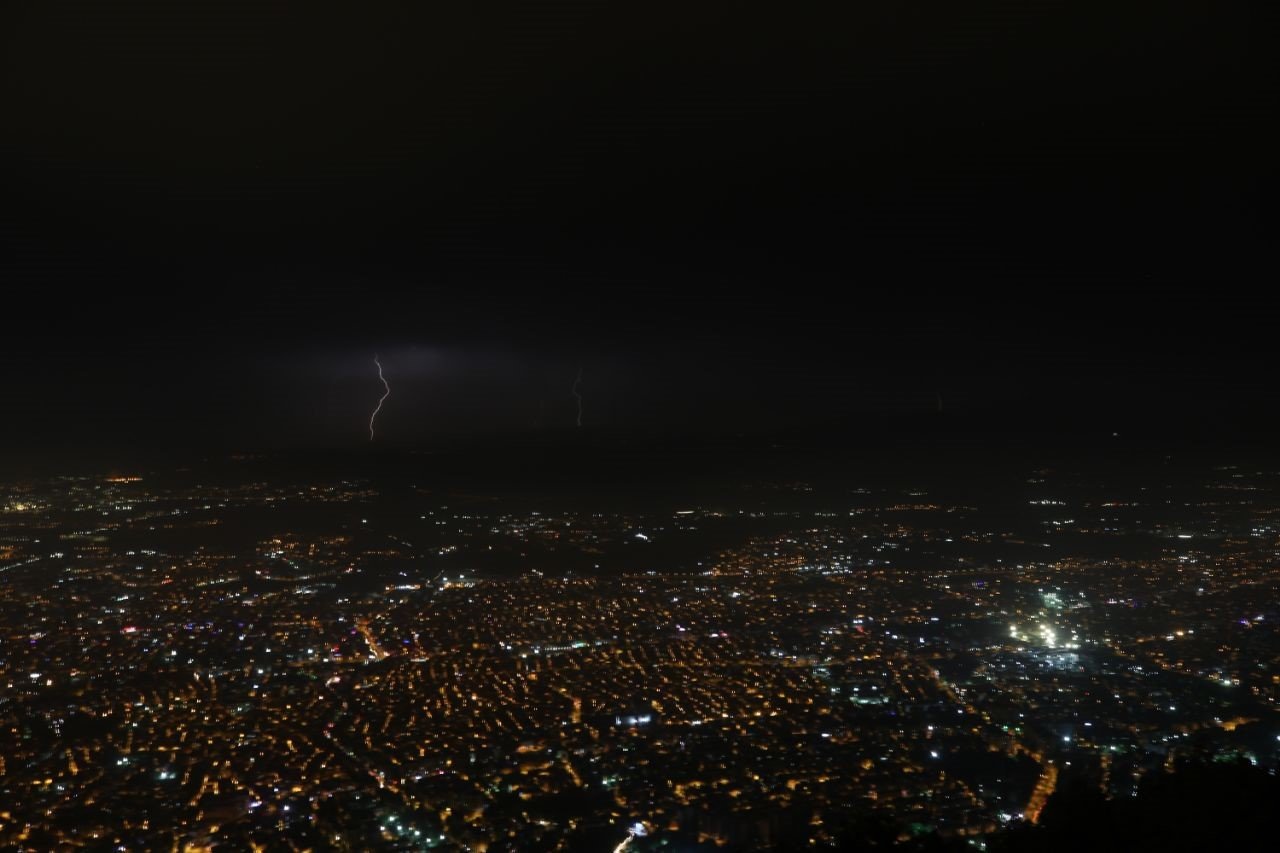 Bursa’da şimşekler görsel şölen oluşturdu