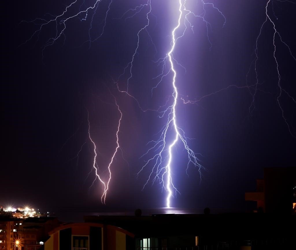Şimşeğin su ile buluştuğu o an fotoğraflanıp ölümsüzleştirildi