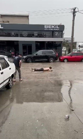 Bursa’da sel hayatı felç etti: Sokaklar ve caddeler göle döndü