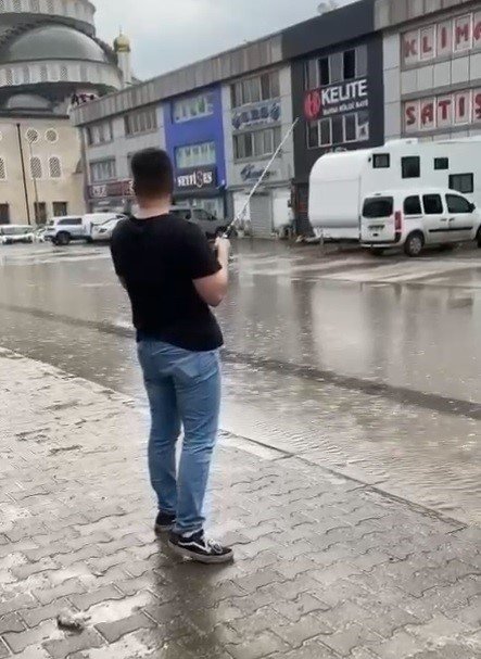 Bursa’da sel hayatı felç etti: Sokaklar ve caddeler göle döndü