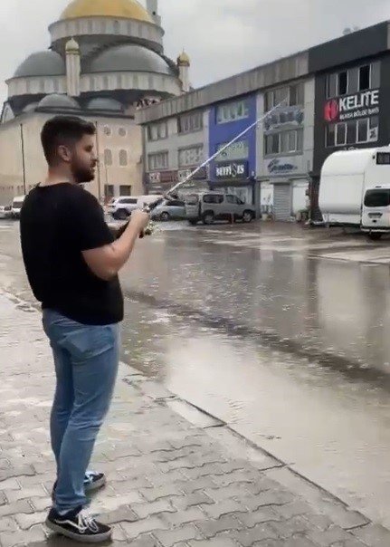 Bursa’da sel hayatı felç etti: Sokaklar ve caddeler göle döndü