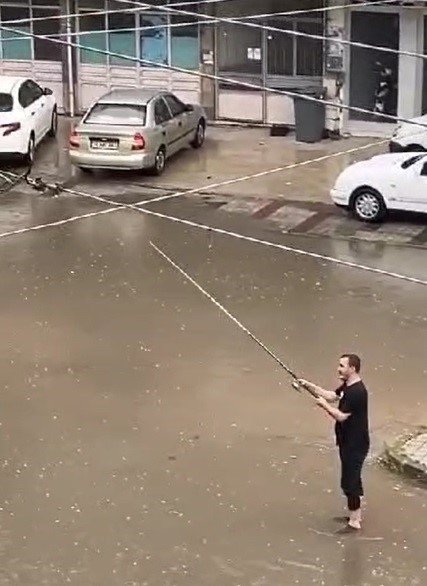 Bursa’da sel hayatı felç etti: Sokaklar ve caddeler göle döndü