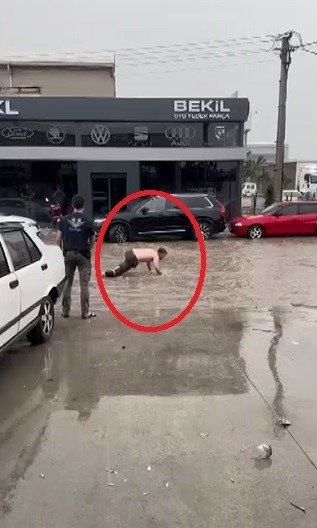 Bursa’da sel hayatı felç etti: Sokaklar ve caddeler göle döndü