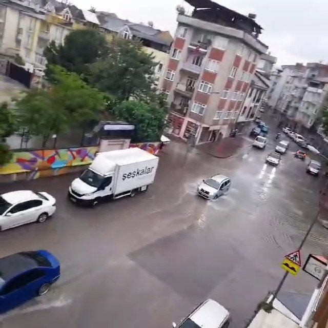 Bursa’da şiddetli yağış hayatı felç etti, sokaklar göle döndü