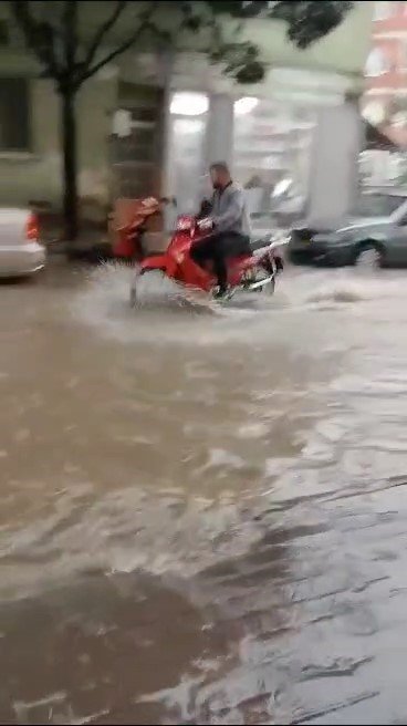 Bursa’da şiddetli yağış hayatı felç etti, sokaklar göle döndü