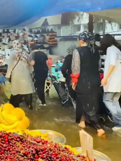 Bursa’da şiddetli yağış hayatı felç etti, sokaklar göle döndü