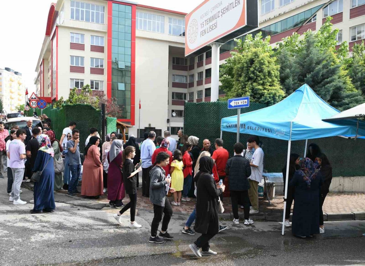 YKS’ye giren öğrenciler yalnız bırakılmadı