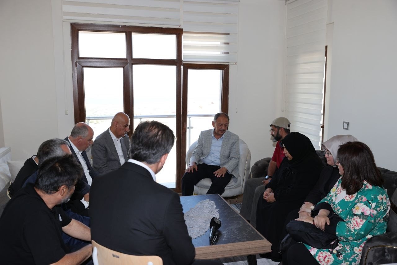 Bakan Özhaseki, Kahramanmaraş depreminde 3 çocuğunu kaybeden Demirel Ailesi’ni ziyaret etti