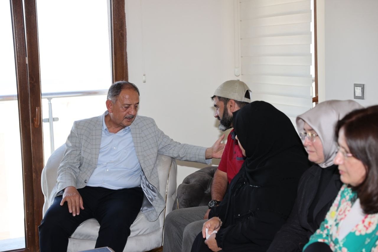 Bakan Özhaseki, Kahramanmaraş depreminde 3 çocuğunu kaybeden Demirel Ailesi’ni ziyaret etti