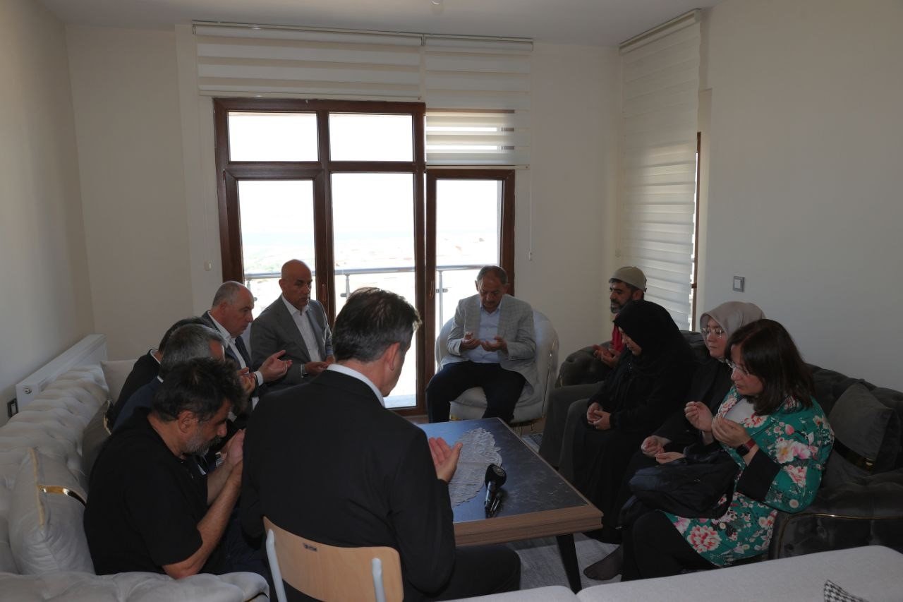 Bakan Özhaseki, Kahramanmaraş depreminde 3 çocuğunu kaybeden Demirel Ailesi’ni ziyaret etti