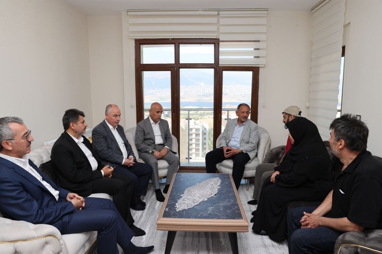 Bakan Özhaseki, Kahramanmaraş depreminde 3 çocuğunu kaybeden Demirel Ailesi’ni ziyaret etti