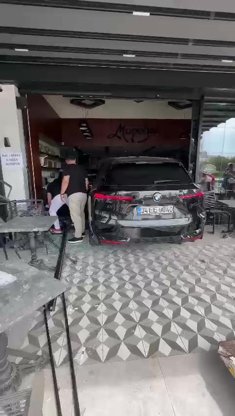 Çekmeköy’de kontrolden çıkan cipin pastaneye daldığı anlar kameraya yansıdı