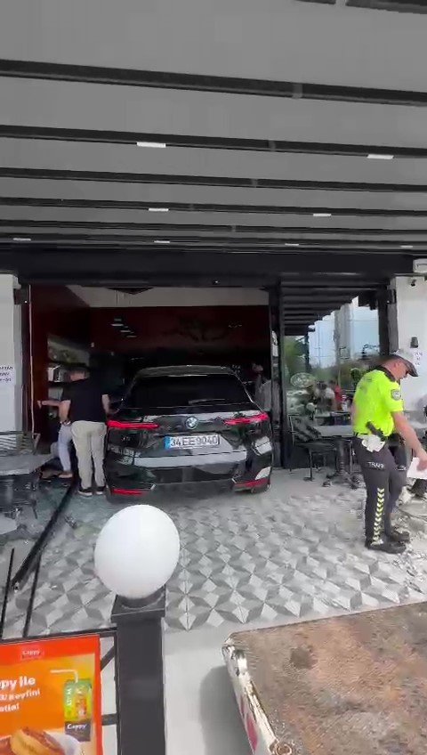 Çekmeköy’de kontrolden çıkan cipin pastaneye daldığı anlar kameraya yansıdı