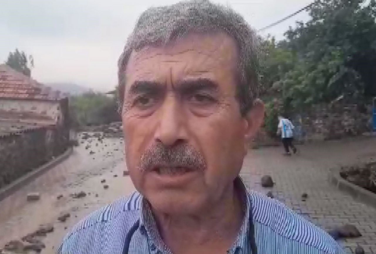 Aliağa’yı sağanak vurdu: Taşan dere eski köprüyü yıktı