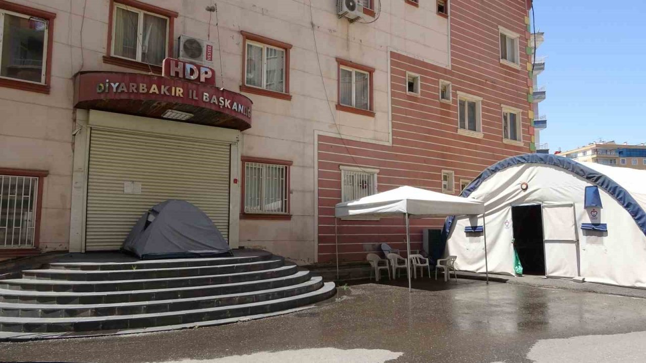 HDP önündeki ailelerin umutlu bekleyişi bin 384. gününde